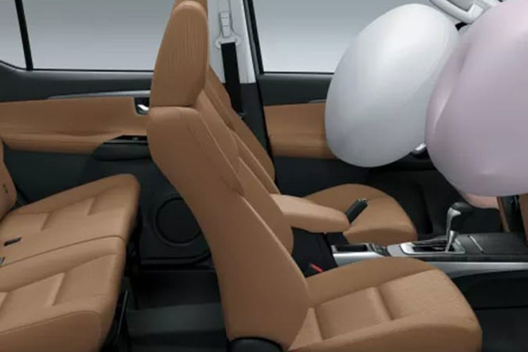 Những trang bị an toàn tiêu chuẩn của xe như 2 túi khí trước với túi khí đầu gối cho người lái, hệ thống phân bổ lực phanh điện tử, hệ thống kiểm soát hành trình và khóa vi sai tự ngắt. Ở bản cao cấp, xe sẽ có camera lùi và khóa vi sai cầu sau.