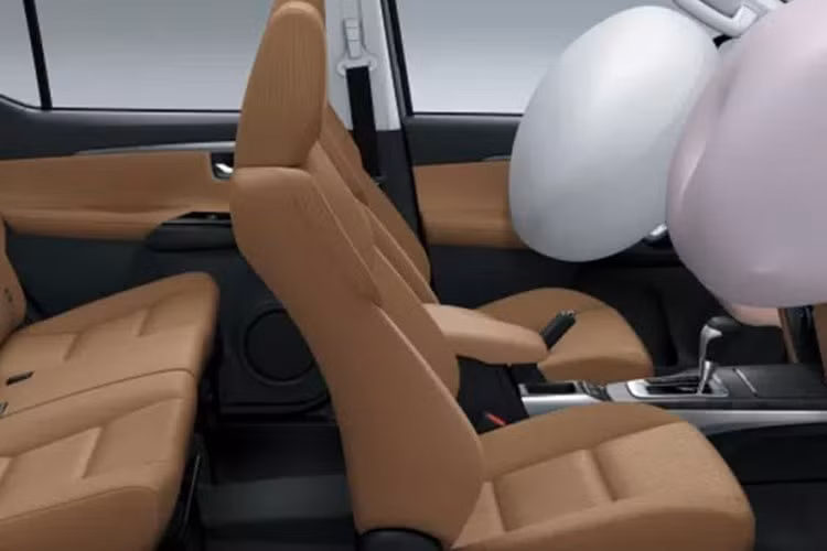 Những trang bị an toàn tiêu chuẩn của xe như 2 túi khí trước với túi khí đầu gối cho người lái, hệ thống phân bổ lực phanh điện tử, hệ thống kiểm soát hành trình và khóa vi sai tự ngắt. Ở bản cao cấp, xe sẽ có camera lùi và khóa vi sai cầu sau.