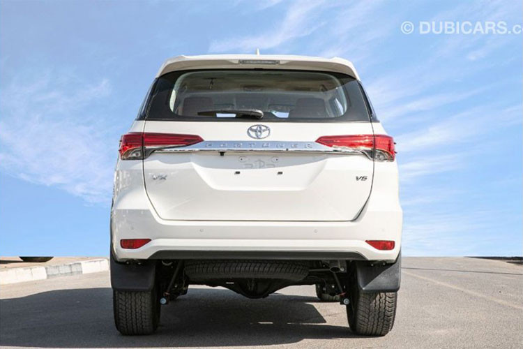 Tuy nhiên, sức mạnh này vẫn cho phép Toyota Fortuner 2021 tăng tốc từ 0-100 km/h trong thời gian dưới 9 giây. Theo Toyota Trung Đông, động cơ này tiêu thụ lượng xăng trung bình là 9,4 km/lít (khoảng 10,6 lít/100 km).