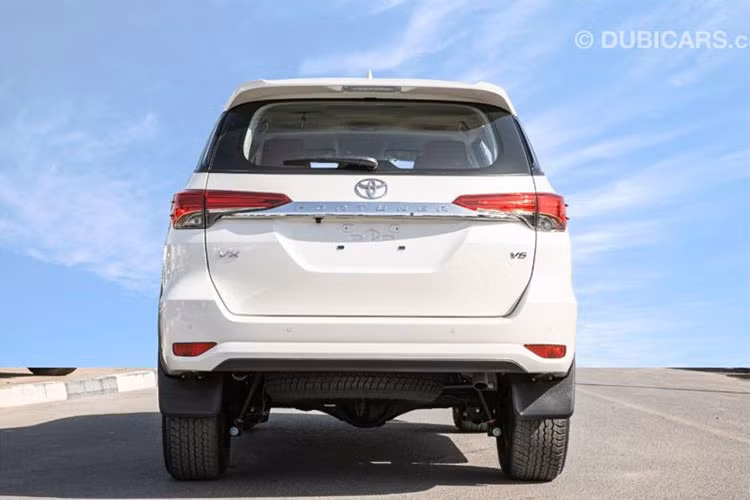 Tuy nhiên, sức mạnh này vẫn cho phép Toyota Fortuner 2021 tăng tốc từ 0-100 km/h trong thời gian dưới 9 giây. Theo Toyota Trung Đông, động cơ này tiêu thụ lượng xăng trung bình là 9,4 km/lít (khoảng 10,6 lít/100 km).