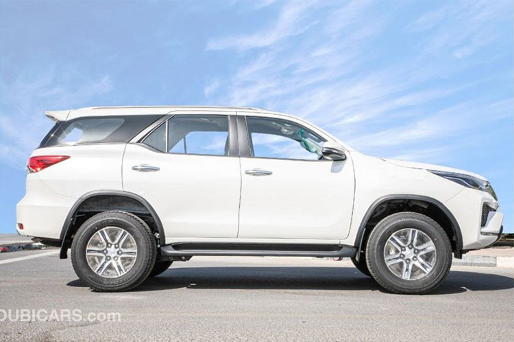Điểm nhấn đáng chú ý nhất của Toyota Fortuner 2021 mới tại thị trường Ả-Rập chính là động cơ. Theo đó, mẫu SUV hạng D này được trang bị động cơ xăng V6, dung tích 4.0 lít dùng chung với 2 người anh em Land Cruiser Prado và FJ Cruiser. 