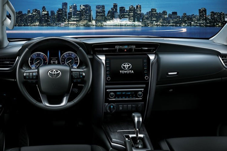 Bên trong nội thất, Toyota Fortuner 2021 dành cho thị trường Trung Đông được trang bị bảng đồng hồ Optitron với màn hình màu đa thông tin 4,2 inch, màn hình thông tin giải trí 8 inch, hỗ trợ Apple Car Play/Android, vô lăng đa chức năng tích hợp lẫy chuyển số và ghế có tính năng làm mát, thoáng khí.