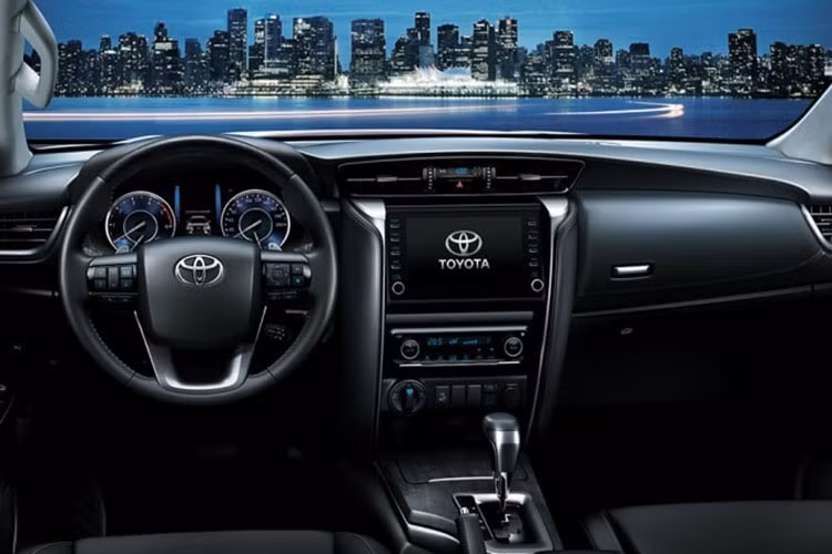 Bên trong nội thất, Toyota Fortuner 2021 dành cho thị trường Trung Đông được trang bị bảng đồng hồ Optitron với màn hình màu đa thông tin 4,2 inch, màn hình thông tin giải trí 8 inch, hỗ trợ Apple Car Play/Android, vô lăng đa chức năng tích hợp lẫy chuyển số và ghế có tính năng làm mát, thoáng khí.