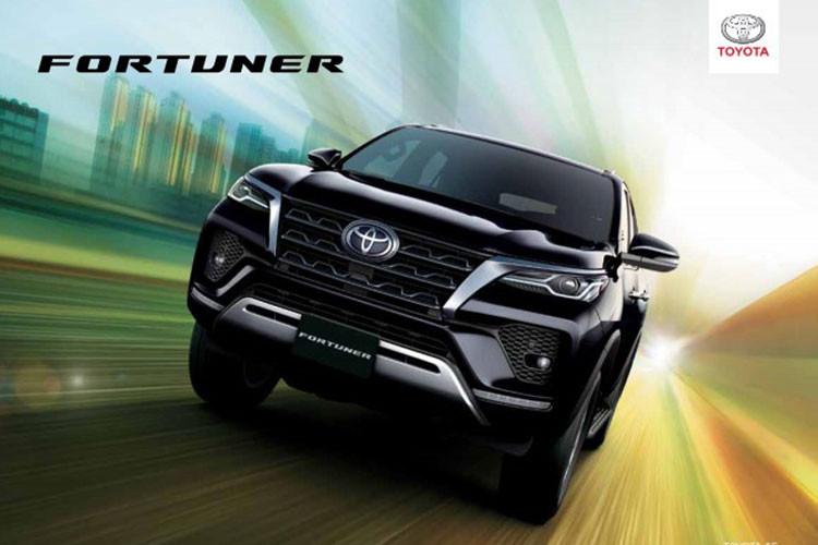 Về thiết kế, Toyota Fortuner 2021 tại thị trường Ả-Rập không có phiên bản Legender như xe ở Việt Nam hay Thái Lan. Thay vào đó, mẫu SUV cỡ trung này có thiết kế giống bản thường ở Việt Nam. Xe được trang bị lưới tản nhiệt với mắt lưới hình lượn sóng, cụm đèn pha LED và cản trước mới. Bên cạnh đó là hốc đèn sương mù trước được mở rộng và dải đèn LED định vị ban ngày thanh mảnh nằm ngang ngay bên dưới.