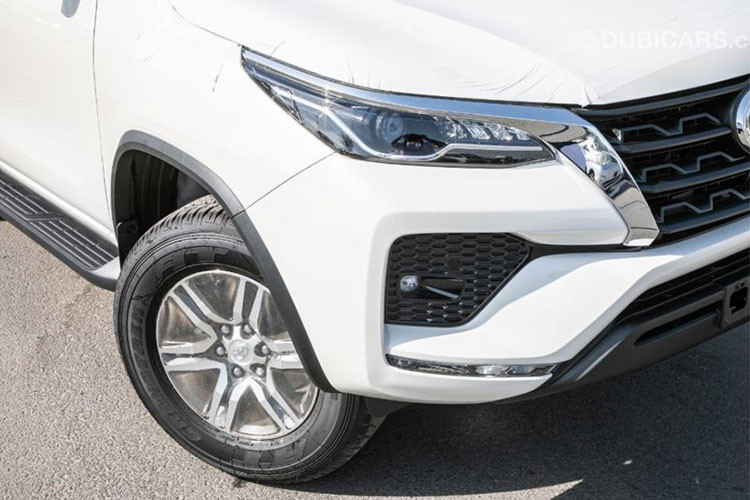 Ngoài ra, Toyota Fortuner 2021 tại thị trường Trung Đông còn được trang bị cả động cơ xăng 4 xi-lanh, dung tích 2,7 lít giống xe ở Việt Nam. Động cơ tạo ra công suất tối đa 164 mã lực và mô-men xoắn cực đại 245 Nm. Động cơ kết hợp với hộp số tự động 6 cấp và hệ dẫn động 4 bánh, tương tự máy xăng V6 kể trên.