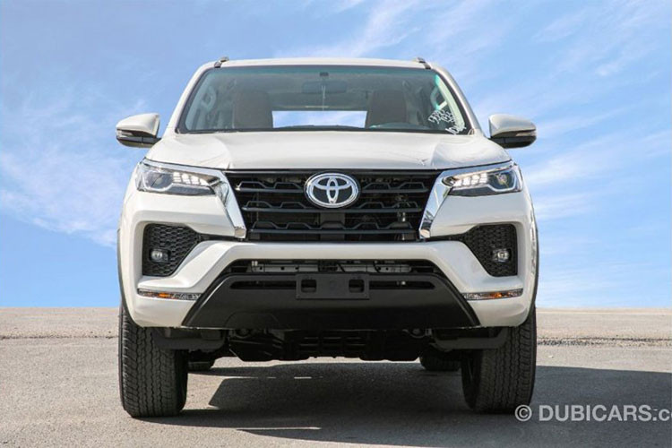 Trên Toyota Fortuner 2021 nâng cấp, động cơ V6 này tạo ra công suất tối đa 238 mã lực và mô-men xoắn cực đại 376 Nm. So với máy của Toyota Land Cruiser Prado vốn sở hữu công suất tối đa 275 mã lực và mô-men xoắn cực đại 381 Nm, động cơ của Fortuner 2021 dành cho thị trường Ả-Rập yếu hơn đáng kể.