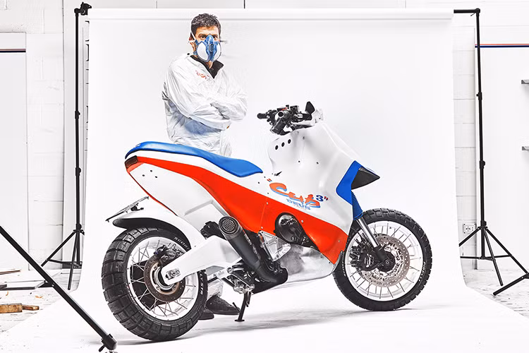 Cub Cubed còn từng được hãng độ Deus mang đến triển lãm EICMA 2017 vừa diễn ra tại Ý và thu hút được khá nhiều sự chú ý bởi chiếc xe có ngoại hình "kỳ cục" không kém mẫu Cub EZ 90 của Honda. Deus đã phải nhờ đến studio Kaos Design tại Milan để tái tạo lại hình bóng của EZ-90. 