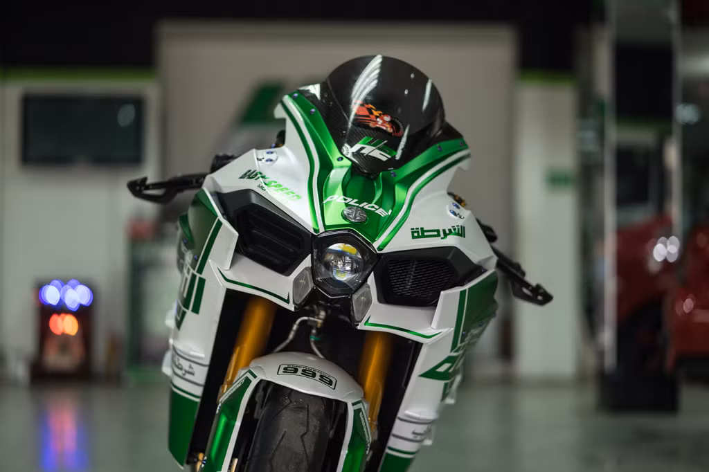 Với việc trang bị nhiều đồ chơi đắt tiền cùng dàn áo cảnh sát Dubai độc lạ, chiếc giá môtô Kawasaki Ninja H2 này khoảng hơn 1,1 tỷ đồng.