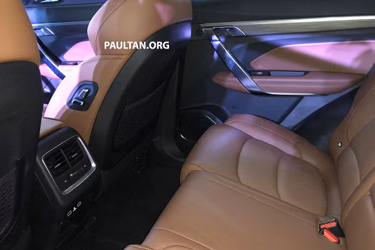 Các chi tiết nhựa dần lược lược bỏ mà thay vào đó bằng vật liệu kim loại sơn ghi xám, điều đó kết hợp với các chi tiết được làm bằng da càng mang lại cho khoang cabin của Boyue Pro sự dễ chịu và chỉnh chu hơn.