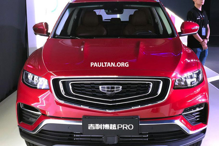 Phần đầu xe, Boyue Pro sở hữu một mặt ca-lăng to bản với 3 đường chrome sáng bóng sắc cạnh tạo hình liền mạch, bộ cản dưới cũng được tô điểm bằng loại vật liệu này khiến cho phần "mặt tiền" xe trở nên "sáng" và bắt mắt hơn. Chưa hết, cụm đèn chiếu sáng Full-Led và hệ thống camera 360 cũng là một điểm cộng về trang bị trên phiên bản Pro.