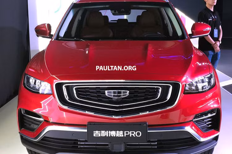 Phần đầu xe, Boyue Pro sở hữu một mặt ca-lăng to bản với 3 đường chrome sáng bóng sắc cạnh tạo hình liền mạch, bộ cản dưới cũng được tô điểm bằng loại vật liệu này khiến cho phần "mặt tiền" xe trở nên "sáng" và bắt mắt hơn. Chưa hết, cụm đèn chiếu sáng Full-Led và hệ thống camera 360 cũng là một điểm cộng về trang bị trên phiên bản Pro.