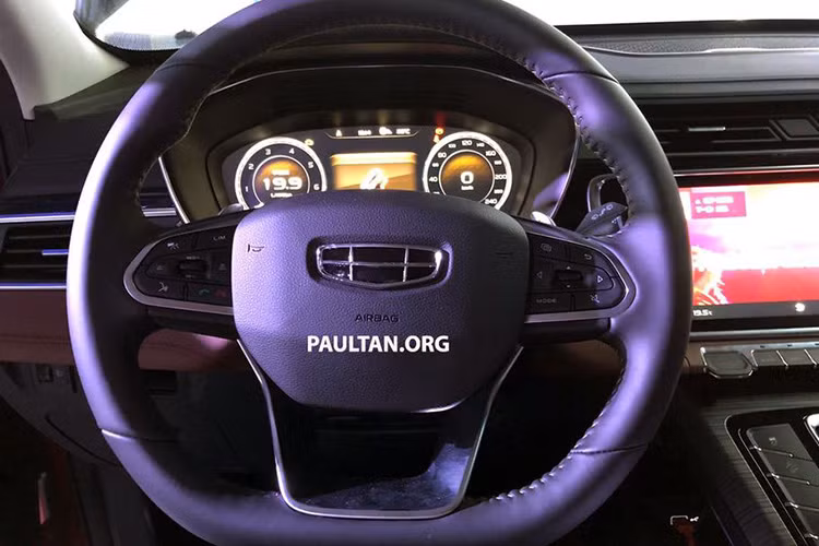 Ngoài ra, phía bảng điều khiển của mẫu xe này không khác gì thương hiệu Porsche. Cụm phím bấm bên dưới màn hình cảm ứng được làm theo phím đàn piano. Dàn âm thanh ở Boyue Pro là hệ thống loa Bose.