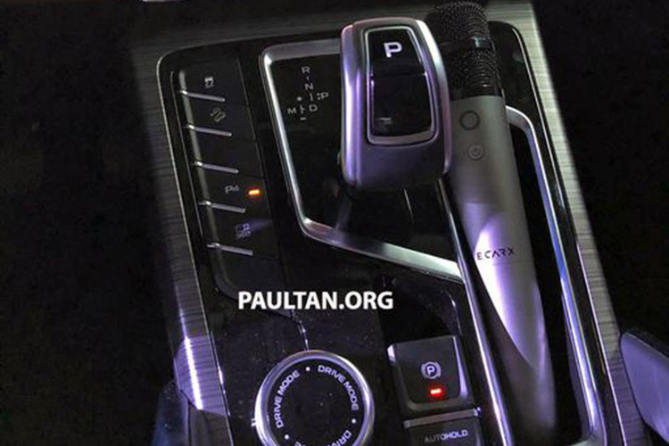 Bên dưới nắp capô, động cơ tăng áp 4 xi-lanh dung tích 1.8 lít sẽ nhận được cập nhật để đạt tiêu chuẩn khí thải mới, nó sẽ được gia nhập bởi một máy tăng áp 3 xi-lanh dung tích 1.5 lít được đồng phát triển với Volvo. 