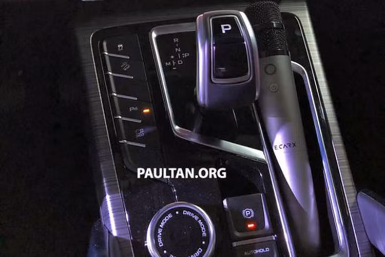 Bên dưới nắp capô, động cơ tăng áp 4 xi-lanh dung tích 1.8 lít sẽ nhận được cập nhật để đạt tiêu chuẩn khí thải mới, nó sẽ được gia nhập bởi một máy tăng áp 3 xi-lanh dung tích 1.5 lít được đồng phát triển với Volvo. 