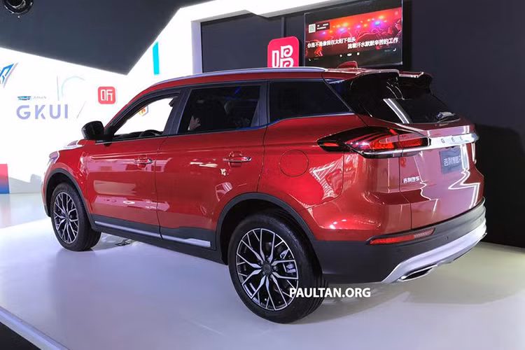 Về thiết kế ngoại thất, có thể nói Geely Boyue Pro 2019 mới vẫn giữ lại nguyên ADN thiết kế tổng thể như phiên bản Boyue tiêu chuẩn. Tuy vậy, nhiều đường nét trên xe đã được các kỹ sư của Geely tái thiết kế để đem lại cái nhìn sắc nét hơn.