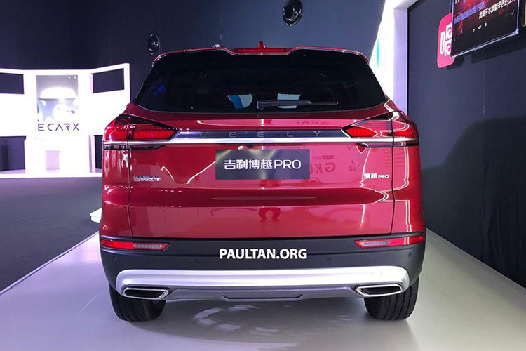 Ở phần đuôi xe, mẫu xe SUV Geely Boyue Pro mới mang tới cho người dùng cái nhìn gọn gàng và chỉnh chu với những chi tiết mịn màng và phẳng phiu. Đặc biệt, dải chrome chạy xuyên suốt phần đuôi xe đã góp phần mang tới sự trẻ trung, thời đại cho phiên bản Pro.