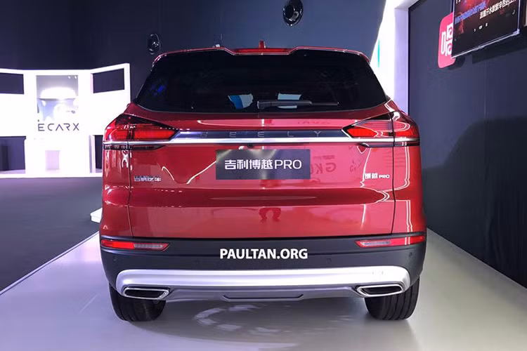 Ở phần đuôi xe, mẫu xe SUV Geely Boyue Pro mới mang tới cho người dùng cái nhìn gọn gàng và chỉnh chu với những chi tiết mịn màng và phẳng phiu. Đặc biệt, dải chrome chạy xuyên suốt phần đuôi xe đã góp phần mang tới sự trẻ trung, thời đại cho phiên bản Pro.