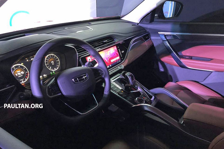 Khoang lái Boyue Pro có hai tông màu được chăm chút hơn bản thường. Có thể thấy nhiều điểm tương đồng với khoang lái Porsche Cayenne hoặc Macan như khu vực cần số, tay nắm, màn hình cảm ứng...