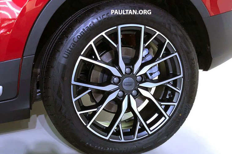 Thiết kế trục D sơn đen và vát cạnh đang là xu hướng hiện nay trên hầu hết các mẫu xe tới từ châu Á và Boyue Pro cũng không phải ngoại lệ. Việc thiết kế trục D màu đen như vậy giúp phần thân xe có cảm giác như dài và trường hơn đáng kể. Ngoài ra, cặp gương, mâm xe cũng sở hữu thiết kế khá cầu kỳ và ấn tượng.