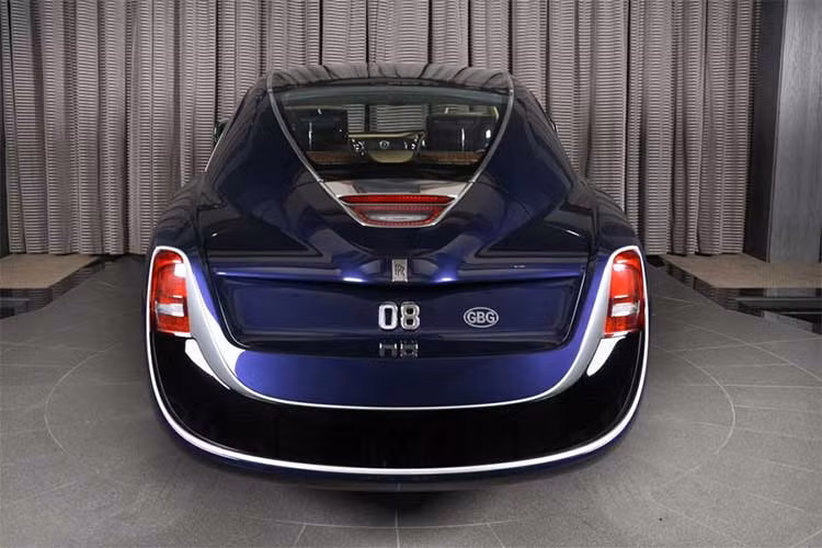 Được phát triển dựa trên Phantom Coupe, nhưng Sweptail thay đổi rất nhiều so với hình dáng ban đầu. Theo chia sẻ của đại diện hãng xe Anh quốc, Sweptail được lấy cảm hứng từ những chiếc xe cổ mang biểu tượng Spirit of Ecstasy và du thuyền. Ảnh hưởng từ phong cách du thuyền có thể thấy rõ ở phía sau xe, với phần đuôi vuốt thấp dần về phía sau.