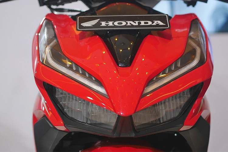 Điểm nhấn ấn tượng nhất của chiếc xe đó là phần đầu hoàn toàn mới, góc cạnh hơn - sử dụng đèn pha cùng các đèn demi LED. Phần đèn định vị và đèn xi nhan được tách rời thay vì tích hợp cùng đèn pha như thế hệ trước. Có thể dễ dàng nhận thấy Vario 150 mới khá giống với "người anh em" Air Blade mới đang bán ra tại Việt Nam.