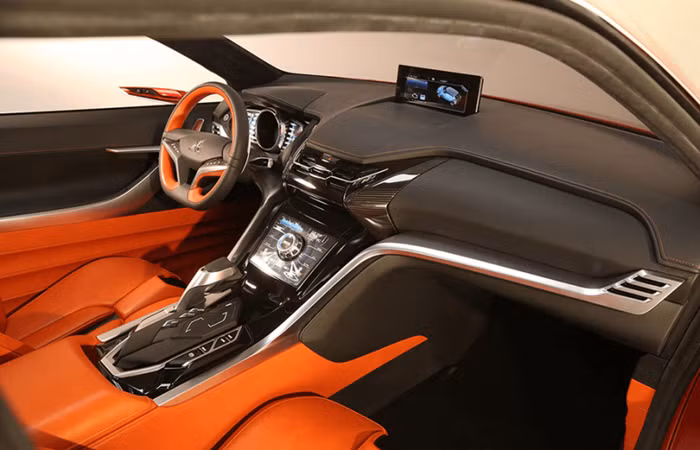 Cùng với những đường gân mạnh mẽ ốp dài hai bên thân xe cùng với các hình ảnh bên trong, có thể thấy trên nội thất khá trẻ trung - mẫu xe mới này hứa hẹn sẽ đem lại ngoại hình năng động cho phân khúc SUV của hãng xe Mitsubishi. 