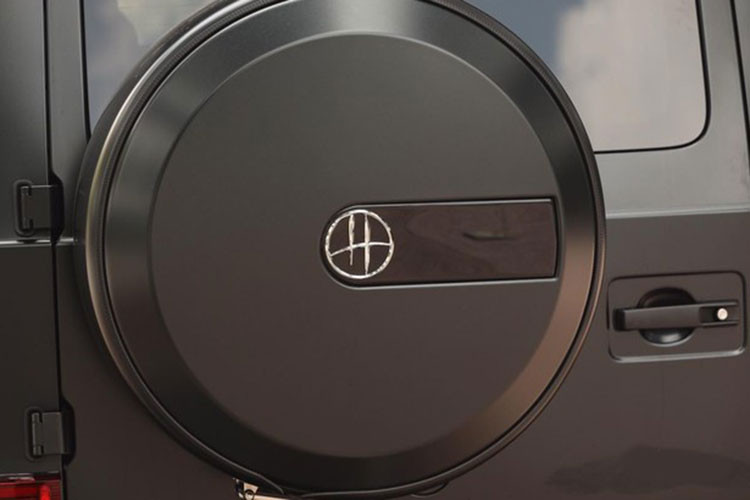 Điểm nhấn trên chiếc xe Mercedes-AMG G63 màu đen được chủ nhân cho dán thêm dòng chữ Hofele màu đỏ bên hông cửa tài để tạo sự cá tính. Ngoài ra, xe còn có thêm trang bị thanh chống va đập trước đầu xe, đây là 1 tùy chọn có không quá 10 chiếc AMG G63 giới nhà giàu Việt sở hữu. 