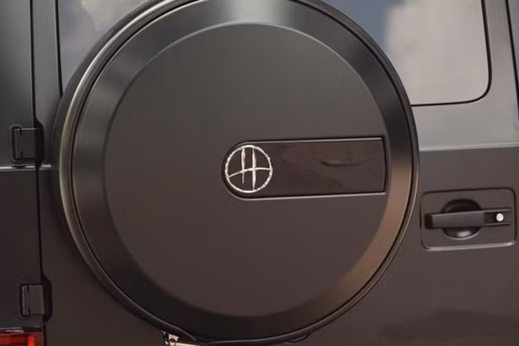 Điểm nhấn trên chiếc xe Mercedes-AMG G63 màu đen được chủ nhân cho dán thêm dòng chữ Hofele màu đỏ bên hông cửa tài để tạo sự cá tính. Ngoài ra, xe còn có thêm trang bị thanh chống va đập trước đầu xe, đây là 1 tùy chọn có không quá 10 chiếc AMG G63 giới nhà giàu Việt sở hữu. 