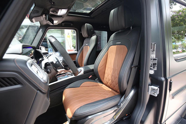 Vô lăng tái thiết kế dạng D-cut với các chấu mạ màu bạc sáng, phía sau có tích hợp lẫy chuyển số thể thao. Trên G63 AMG 2019 còn được trang bị đồng hồ IWC nổi tiếng. Cụm điều khiển trung tâm với bàn di cảm ứng đậm phong cách Mercedes-Benz. Ngoài ra tay nắm đặc trưng của dòng G-Class bố trí trên táp lô khu vực ghế phụ được ốp carbon,...