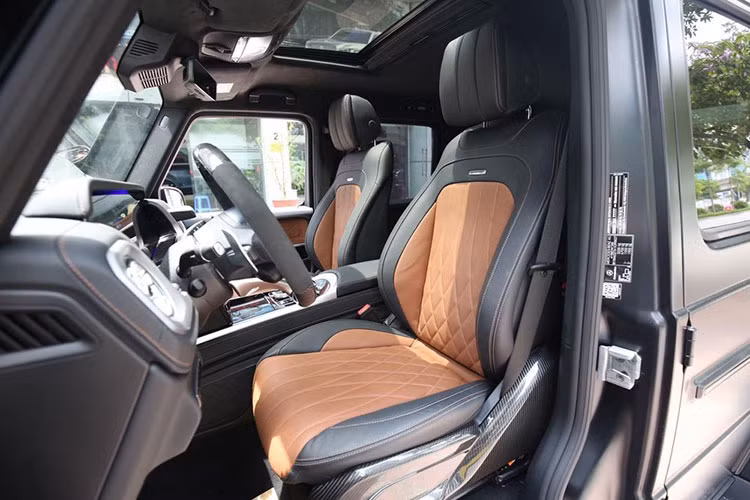 Vô lăng tái thiết kế dạng D-cut với các chấu mạ màu bạc sáng, phía sau có tích hợp lẫy chuyển số thể thao. Trên G63 AMG 2019 còn được trang bị đồng hồ IWC nổi tiếng. Cụm điều khiển trung tâm với bàn di cảm ứng đậm phong cách Mercedes-Benz. Ngoài ra tay nắm đặc trưng của dòng G-Class bố trí trên táp lô khu vực ghế phụ được ốp carbon,...