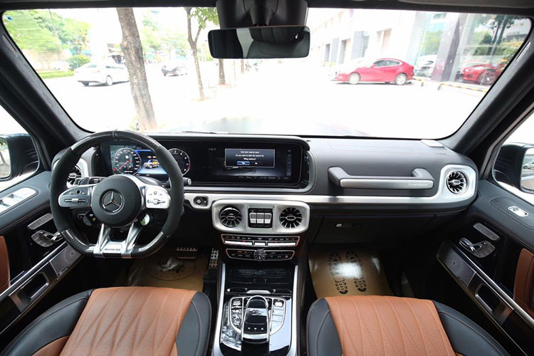 Bên trong khoang nội thất của G63 AMG là sự kết hợp giữa thiết kế cổ điển cứng cáp pha trộn với công nghệ của tương lai. Với 2 màn hình lớn được thiết kế kéo dài giống với E-class và S-Class. Cửa gió điều hoà được mô phỏng với thiết kế của tua-bin máy bay chiến đấu.