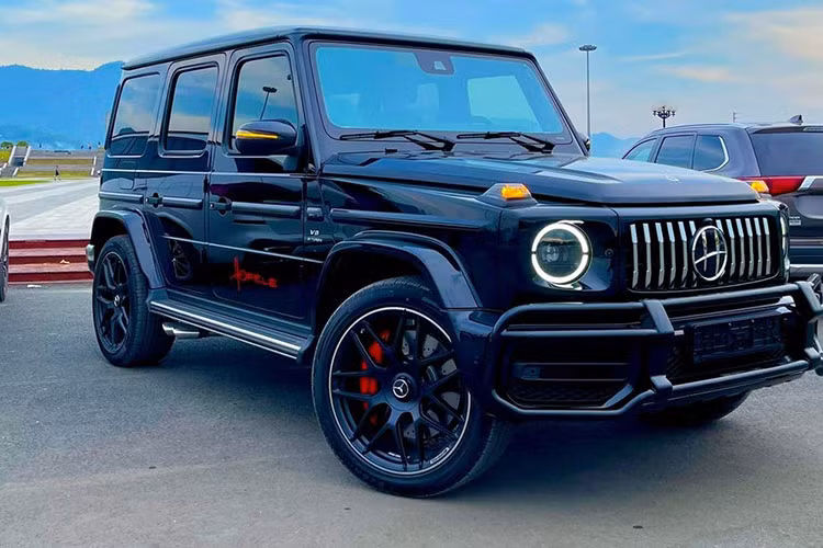 Dòng xe Mercedes-AMG G63 là thế hệ thứ 2 của dòng xe được mệnh danh là ông vua địa hình Mercedes-Benz G-Class mang mã W463. Điểm nhấn là thiết kế vuông vức của xe không thay đổi sau 42 năm ra đời, ngoài ra là xe được trang bị đèn pha LED tích hợp dải đèn LED chiếu sáng ban ngày, 2 đèn xi-nhan vẫn đặt cao trên nắp capô.