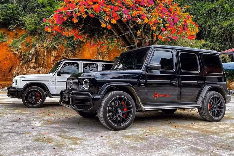 Danh sách các đại gia sở hữu mẫu xe SUV hạng sang Mercedes-AMG G63 tại Việt Nam đã phải hơn con số 100 và ước tính sẽ qua đầu 2 ngay trong cuối năm 2021 này. Sự cá tính ở diện mạo qua thế hệ thứ 2, khả năng lái mượt mà hơn và khoang lái thoải mái là điểm nhấn của "ông vua địa hình" Mercedes-AMG G63.
