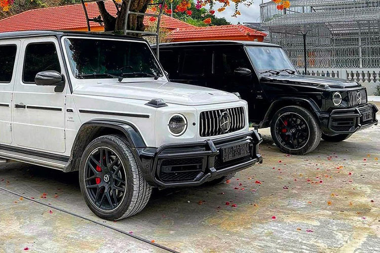 Cặp đôi SUV hạng sang Mercedes-AMG G63 của đại gia Hòa Bình có hai màu sơn đối lập nhau hoàn toàn là trắng và đen đi kèm với đó là bộ mâm đa chấu kép sơn đen mờ cùng kẹp phanh màu đỏ có trị giá ở nước ngoài đã hơn 100 triệu đồng.