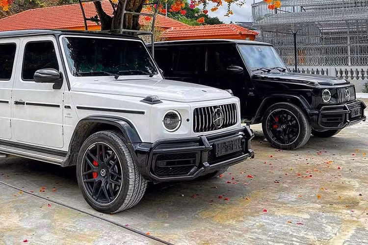 Cặp đôi SUV hạng sang Mercedes-AMG G63 của đại gia Hòa Bình có hai màu sơn đối lập nhau hoàn toàn là trắng và đen đi kèm với đó là bộ mâm đa chấu kép sơn đen mờ cùng kẹp phanh màu đỏ có trị giá ở nước ngoài đã hơn 100 triệu đồng.