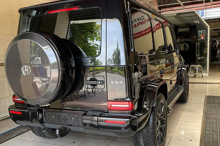 Mercedes-AMG G63 sở hữu khối động cơ danh tiếng V8, tăng áp kép, dung tích 4.0 lít do AMG. Trái tim này sẽ sản sinh công suất tối đa 577 mã lực tại vòng tua máy 6.000 vòng/phút và mô-men xoắn cực đại 850 Nm tại dải tua máy 2.500 - 3.500 vòng/phút. Xe được trang bị hộp số tự động AMG Speedshift Plus 9 cấp có thể tăng tốc 100 km/h trong 4,5 giây trước khi đạt vận tốc tối đa 220 km/h.