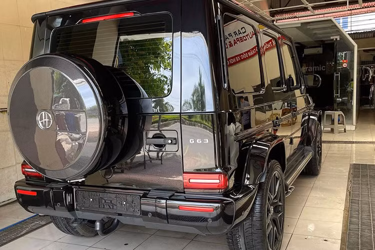 Mercedes-AMG G63 sở hữu khối động cơ danh tiếng V8, tăng áp kép, dung tích 4.0 lít do AMG. Trái tim này sẽ sản sinh công suất tối đa 577 mã lực tại vòng tua máy 6.000 vòng/phút và mô-men xoắn cực đại 850 Nm tại dải tua máy 2.500 - 3.500 vòng/phút. Xe được trang bị hộp số tự động AMG Speedshift Plus 9 cấp có thể tăng tốc 100 km/h trong 4,5 giây trước khi đạt vận tốc tối đa 220 km/h.