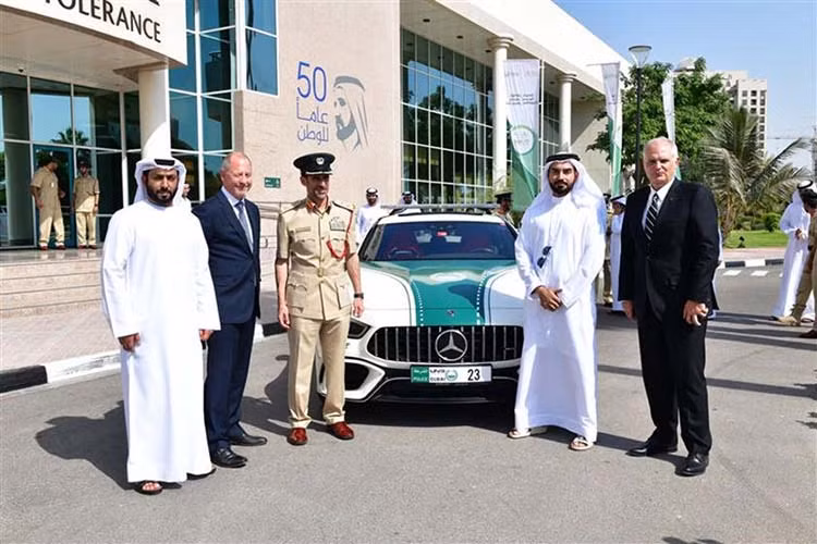 Cảnh sát Dubai đã nổi tiếng từ lâu với đội tuần tra gồm những chiếc siêu xe nhanh, mạnh và đắt tiền nhất thế giới. Hàng năm, đội xe này luôn được nâng cấp và thêm vào một số mẫu xe và Mercedes-AMG GT 63 S 4Matic+ mới là cái tên được bổ dung vào đội xe cảnh sát đắt tiền này.