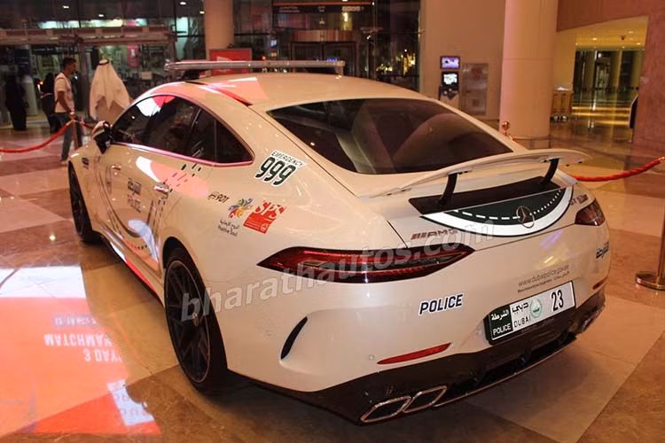 Xe được trang bị hệ thống dẫn động bốn bánh 4Matic+, cùng với đó là hệ thống đánh lái bánh sau, vi sai chống trượt phía sau và đặt biệt là chế độ lái “Drift” cho phép chủ nhân tùy chọn góc quăng đuôi của xe khi vào cua ở tốc độ cao.