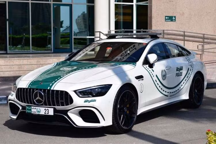 Khi góp mặt vào đội hình “toàn sao” của đội tuần tra cảnh sát Dubai, Mercedes-AMG GT 63 S cảnh sát sẽ được sánh vai cùng những chiếc siêu xe, xe thể thao khác để làm nhiệm vụ tại đất nước giàu có này.