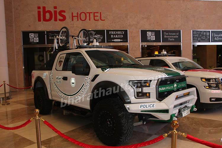 Tất cả những chiếc xe cảnh sát Dubai này, cùng với thành viên mới là chiếc sedan hiệu suất cao đến từ Mercedes-AMG sẽ đều sở hữu màu sơn trắng đi cùng những họa tiết và tên lực lượng được làm nổi bật với màu xanh lá. Và chiếc xe cũng không thể thiếu hệ thống đèn nháy báo hiệu được đặt trên nóc xe. 