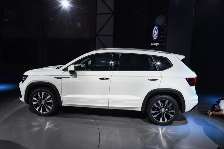 Về kích thước, mẫu crossover cỡ C Volkswagen Tharu R-Line 2019 không có gì khác so với bản thường. Xe cũng sở hữu chiều dài 4.453 mm, rộng 1.841 mm, cao 1.632 mm và chiều dài cơ sở 2.680 mm.