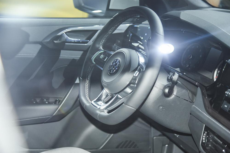 Bên trong của Volkswagen Tharu R-Line, người lái được chào đón bằng nội thất quen thuộc. Hãng Volkswagen chỉ cải tiến nội thất của Tharu R-Line ở một số chi tiết như vô lăng đáy phẳng tích hợp phím chức năng...