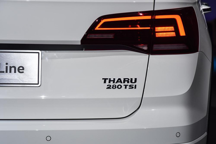 Ngoài ra, trên mẫu xe Volkswagen Tharu R-Line phiên bản thể thao mới này còn được trang bị tới 4 ống xả mạ crôm thay vì 2 như bản thường.