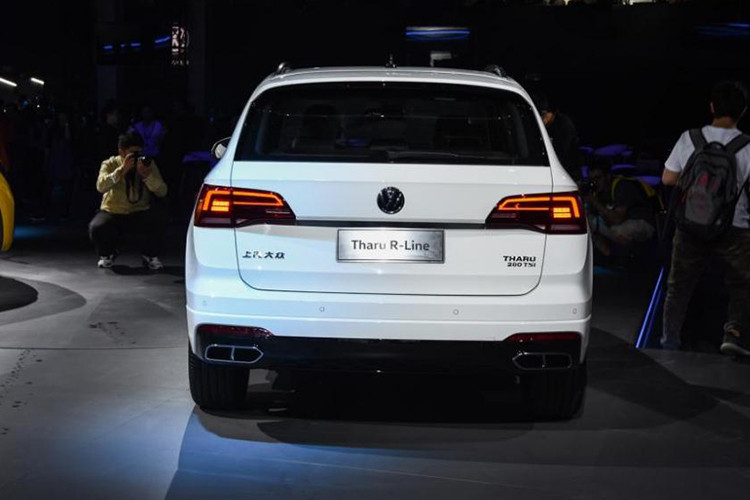 So với bản thường, Tharu R-Line có một số thay đổi lớn nhất là bộ body kit sơn cùng màu thân xe như cản trước tích hợp hốc gió cỡ lớn hơn, thanh ba-bô-lê bên sườn và cản sau. Sự thay đổi này giúp Volkswagen Tharu R-Line trông như có trọng tâm thấp hơn và thiết kế khỏe khoắn hơn.