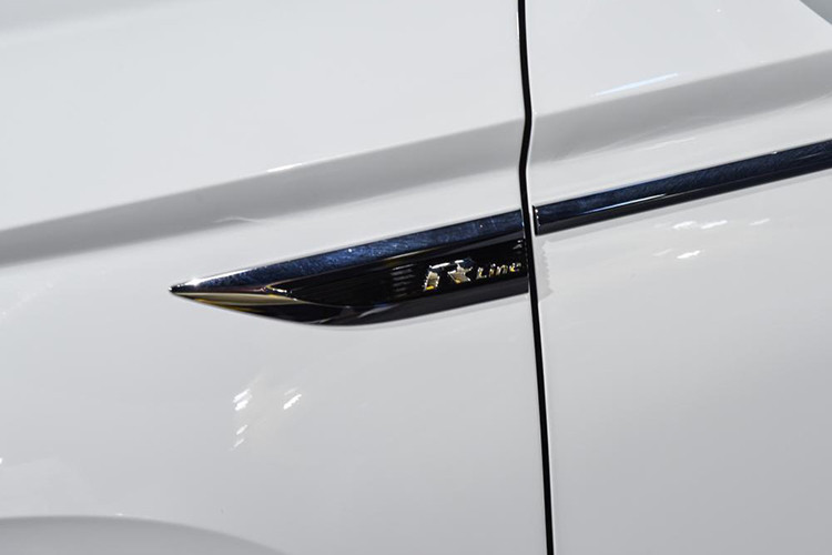 Logo "R-Line" xuất hiện khắp nơi, ở trên lưới tản nhiệt... và chắn bùn của xe, như dấu hiệu nhận biết cho phiên bản thể thao của Volkswagen Tharu.