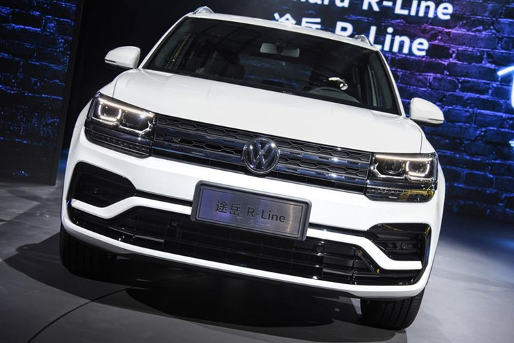 Ở phần đầu của chiếc xe, hãng xe ôtô Volkswagen đã bổ sung gói body kit thể thao cho ngoại thất của Tharu để giúp mẫu crossover cỡ C này có phong cách cuốn hút hơn. Xe sở hữu đèn pha dạng led, hốc hút gió đặt thấp, lưới tản nhiệt thiết kế với hai thanh ngang chạy sát đèn.