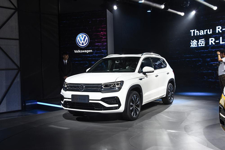 Mẫu xe Volkswagen Tharu 2019 đã chính thức lộ diện vào hồi tháng 6 năm nay như mẫu crossover cỡ C dành riêng cho Trung Quốc. Đến nay, trước thềm triển lãm Ô tô Quảng Châu 2018, hãng Volkswagen lại tiếp tục vén màn phiên bản R-Line thể thao hơn của Tharu.