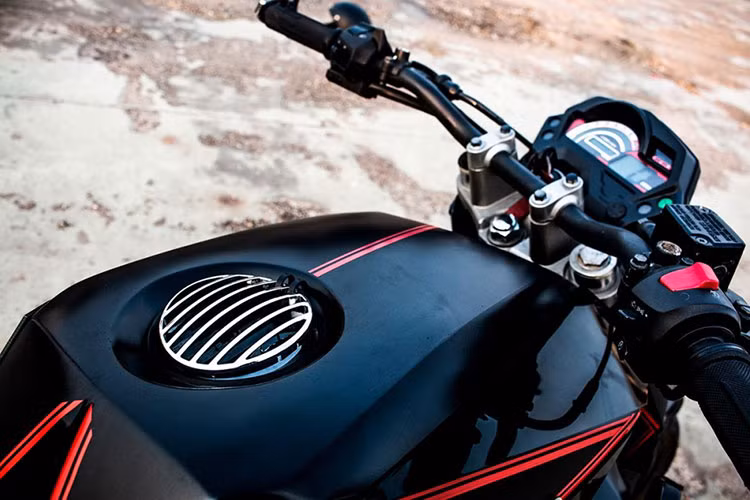 Bình xăng ngoài việc được gò lại lớn hơn, trên nắp bình xăng cũng được chăm chút bởi một khối inox hình tròn giống như mặt nạ của kiếm sỹ Nhật Bản - có tác dụng che đậy ổ khóa bình xăng.