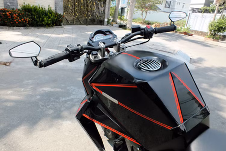 Phuộc trước thiết kế thêm tấm 2 ốp phuộc bằng nhựa composite giúp phần đầu xe đầy đặn hơn, cùng với 2 miếng yếm nhựa giữa bình xăng làm đầu xe trở nên hầm hố hơn và có tác dụng như chống đổ bảo vệ.